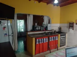 CASA  CON 2 DORMITORIOS - COCINA - COMEDOR - BAÑO - JARDIN - LAVADERO -ENTRADA DE AUTO - PATIO - UN DEPARTAMENTO AL FONDO : 1 DORMOTORIO - COCINA COME foto 3
