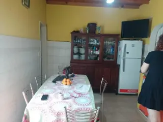 CASA  CON 2 DORMITORIOS - COCINA - COMEDOR - BAÑO - JARDIN - LAVADERO -ENTRADA DE AUTO - PATIO - UN DEPARTAMENTO AL FONDO : 1 DORMOTORIO - COCINA COME foto 5