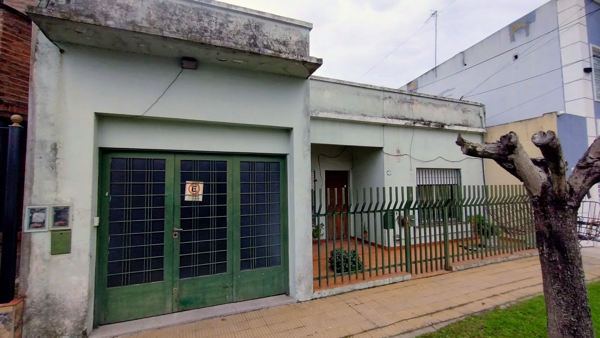 VENTA CASA 6 AMB ISIDRO CASANOVA COCHERA Y PATIO foto 2