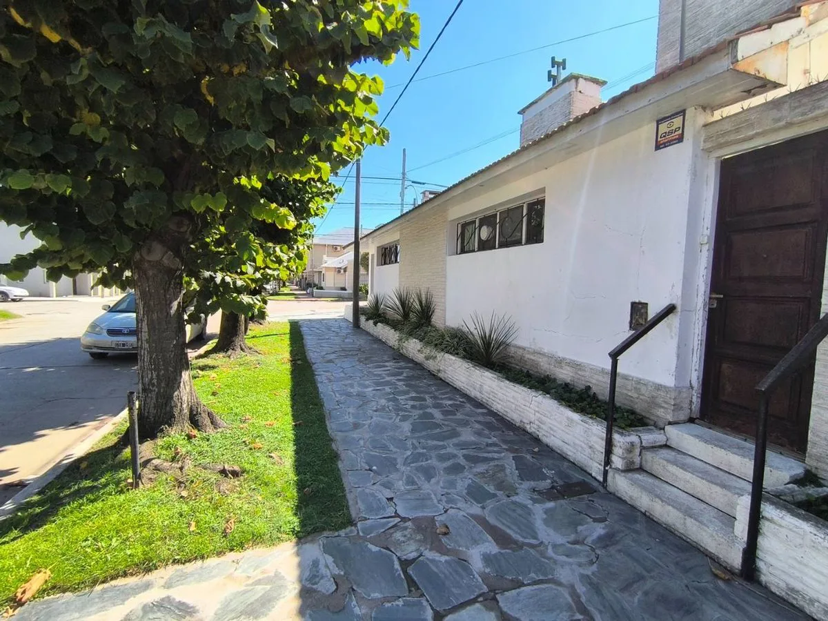 Venta Casa 5 ambientes Zona Parque Necochea foto 3
