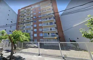 EXCELENTE DEPARTAMENTO DE 2 AMBIENTES AL FRENTE CON BALCÓN Y COCHERA DESCUBIERTA, A METROS DE LA ESTACIÓN DE HAEDO. foto 2