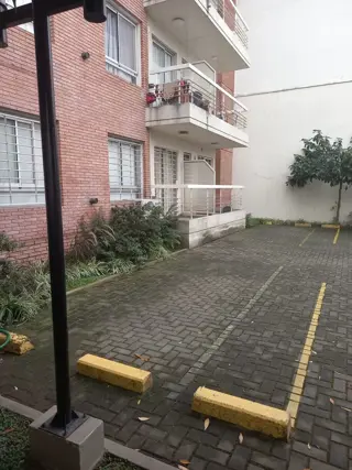 EXCELENTE DEPARTAMENTO DE 2 AMBIENTES AL FRENTE CON BALCÓN Y COCHERA DESCUBIERTA, A METROS DE LA ESTACIÓN DE HAEDO. foto 3