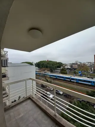 EXCELENTE DEPARTAMENTO DE 2 AMBIENTES AL FRENTE CON BALCÓN Y COCHERA DESCUBIERTA, A METROS DE LA ESTACIÓN DE HAEDO. foto 5
