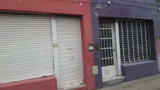 2 Locales con casa* a Reciclar a  metros de Avenida Colón foto 2