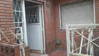 2 Locales con casa* a Reciclar a  metros de Avenida Colón foto 3
