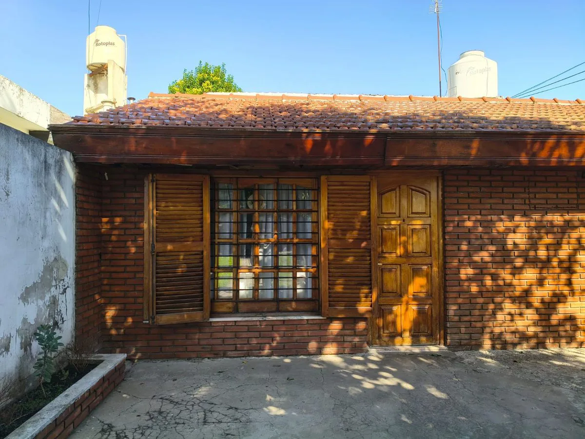 VENTA CASA 4 AMBIENTES MORON foto 2