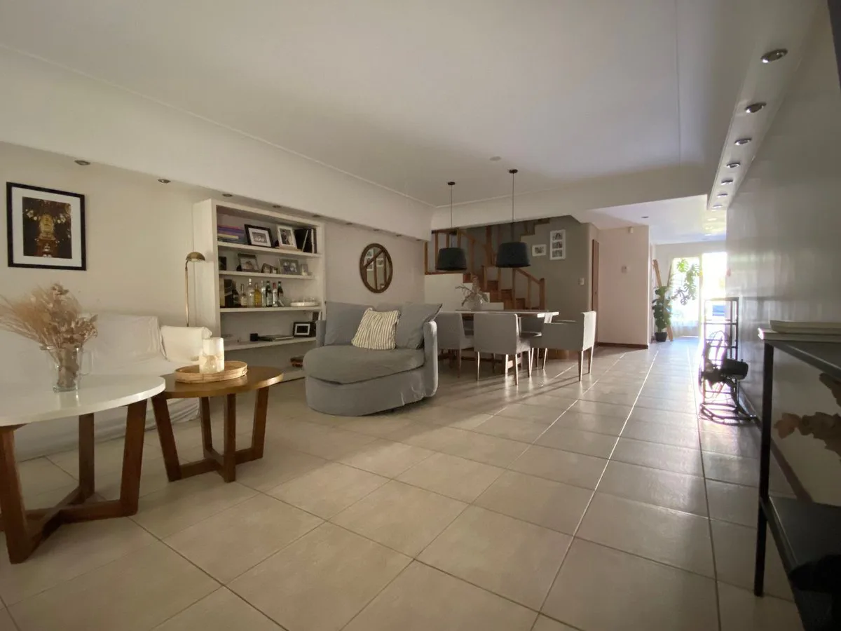 VENTA 6 AMB V. PUEYRREDÓN PILETA QUINCHO DOS COCH foto 3