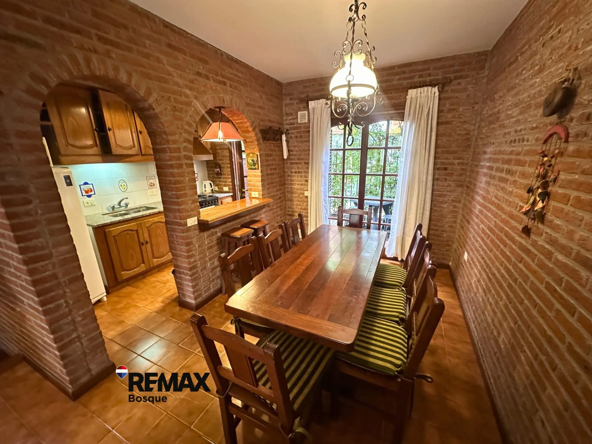 Venta triplex 4 ambientes Pinamar con cochera foto 3