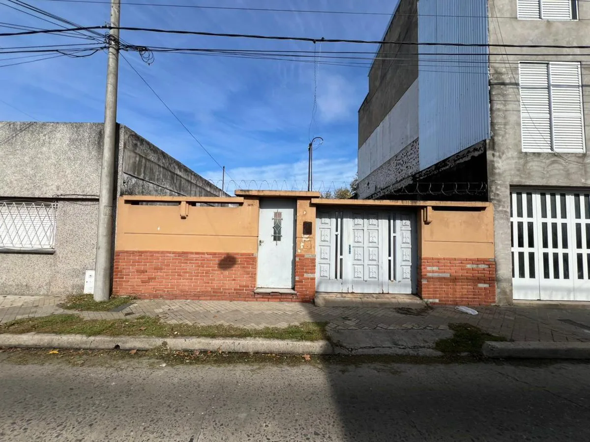 VENTA CASA AL FRENTE DE DOS DORM PATIO BELLA VISTA foto 2
