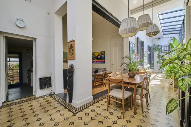 PH de Época Reciclado · 144 m² · Patio Vidriado, Techos Altos y Cero Expensas · Villa Crespo (Límite Palermo)