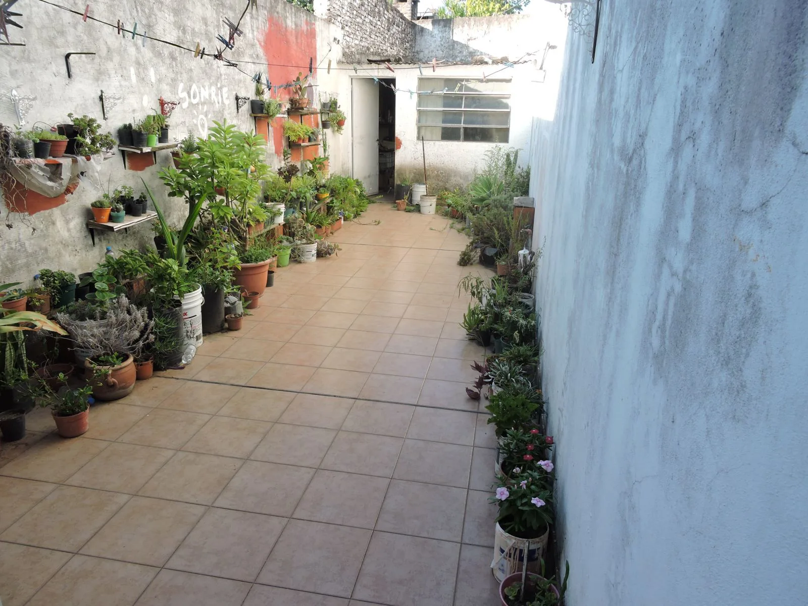 VENTA CASA CON LOCALES EN MORON foto 2