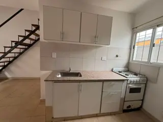Duplex 3 ambientes con patio foto 4