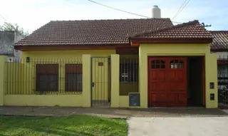 CASA DESARROLLADA SOBRE AMPLIO LOTE DE 8,66 X 43,30.- foto 1