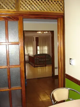 CASA DESARROLLADA SOBRE AMPLIO LOTE DE 8,66 X 43,30.- foto 2