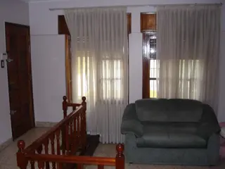 CASA DESARROLLADA SOBRE AMPLIO LOTE DE 8,66 X 43,30.- foto 5