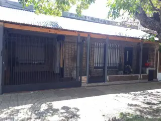 Excelente CASA 5 amb. A la venta en LANUS O. A 400 MTS. de Av. H. Yrigoyen. foto 1