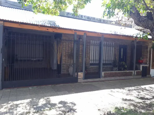 Excelente CASA 5 amb. A la venta en LANUS O. A 400 MTS. de Av. H. Yrigoyen.