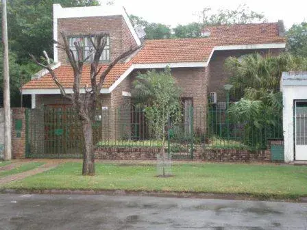 Casa 3 dormitorios, quincho y alarma. Barrio Gráfico