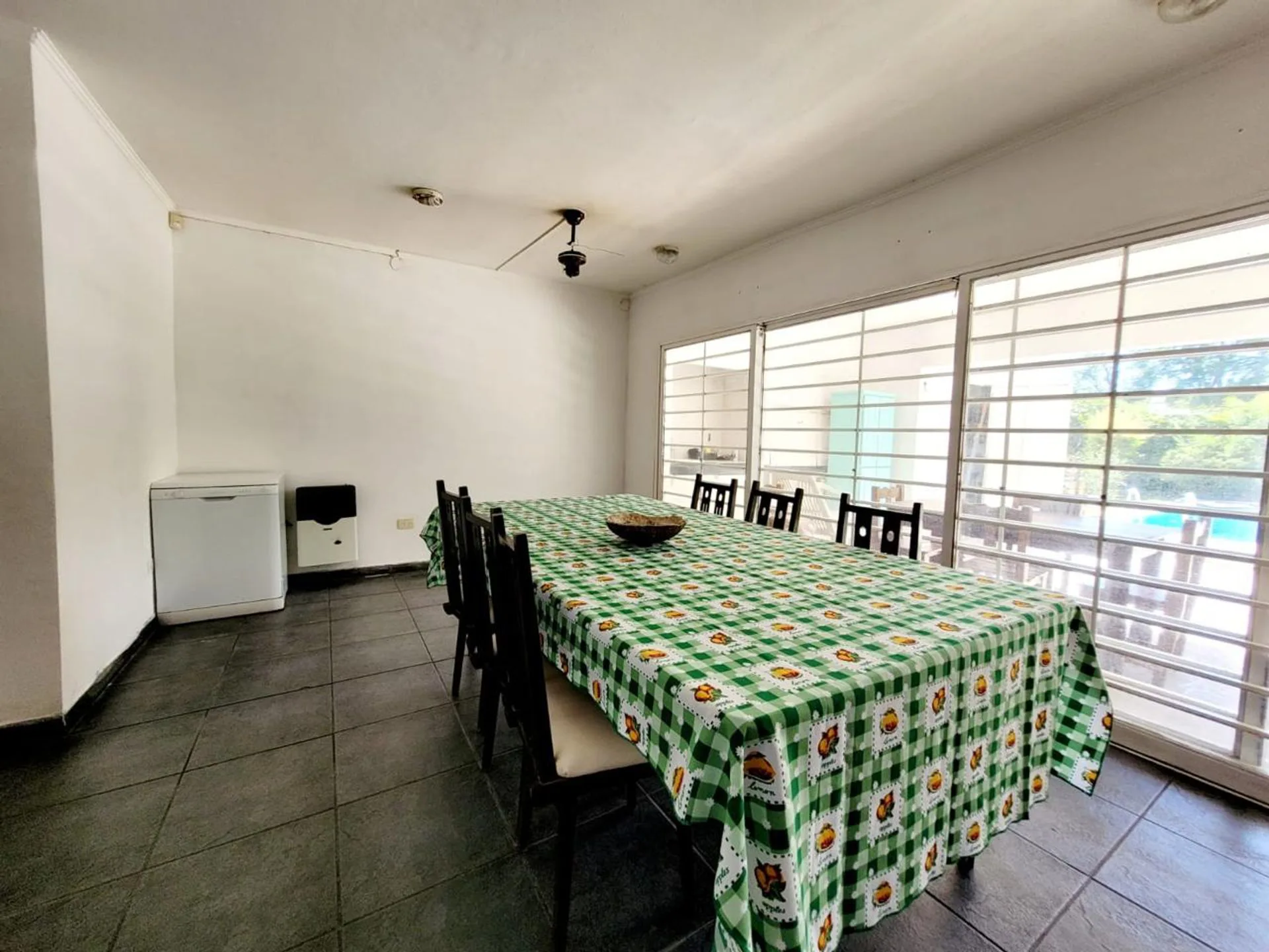 VENTA CASA 3 DORMITORIOS CON PILETA FUNES foto 4