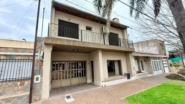Casa 2 plantas y 5 dormitorios, centro de Crespo