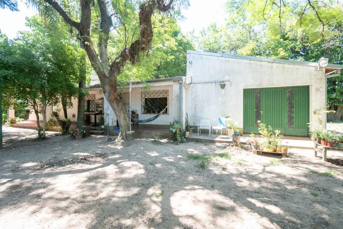 VENTA CASA CON AMPLIO TERRENO, PILETA Y GALPÓN foto 2