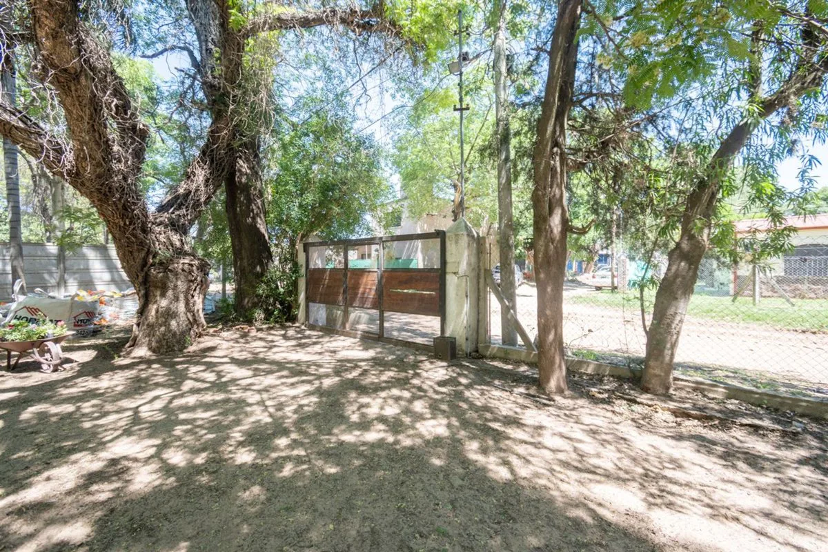 VENTA CASA CON AMPLIO TERRENO, PILETA Y GALPÓN foto 3