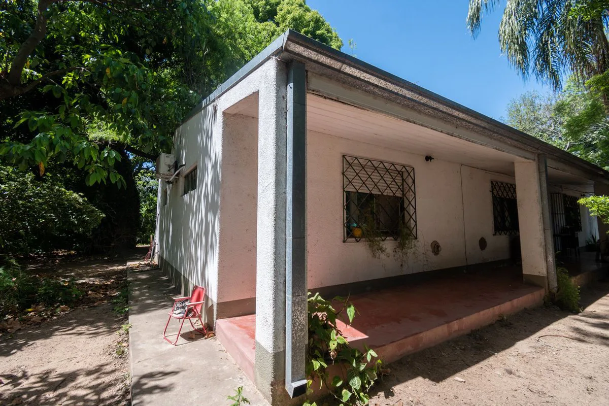 VENTA CASA CON AMPLIO TERRENO, PILETA Y GALPÓN foto 4