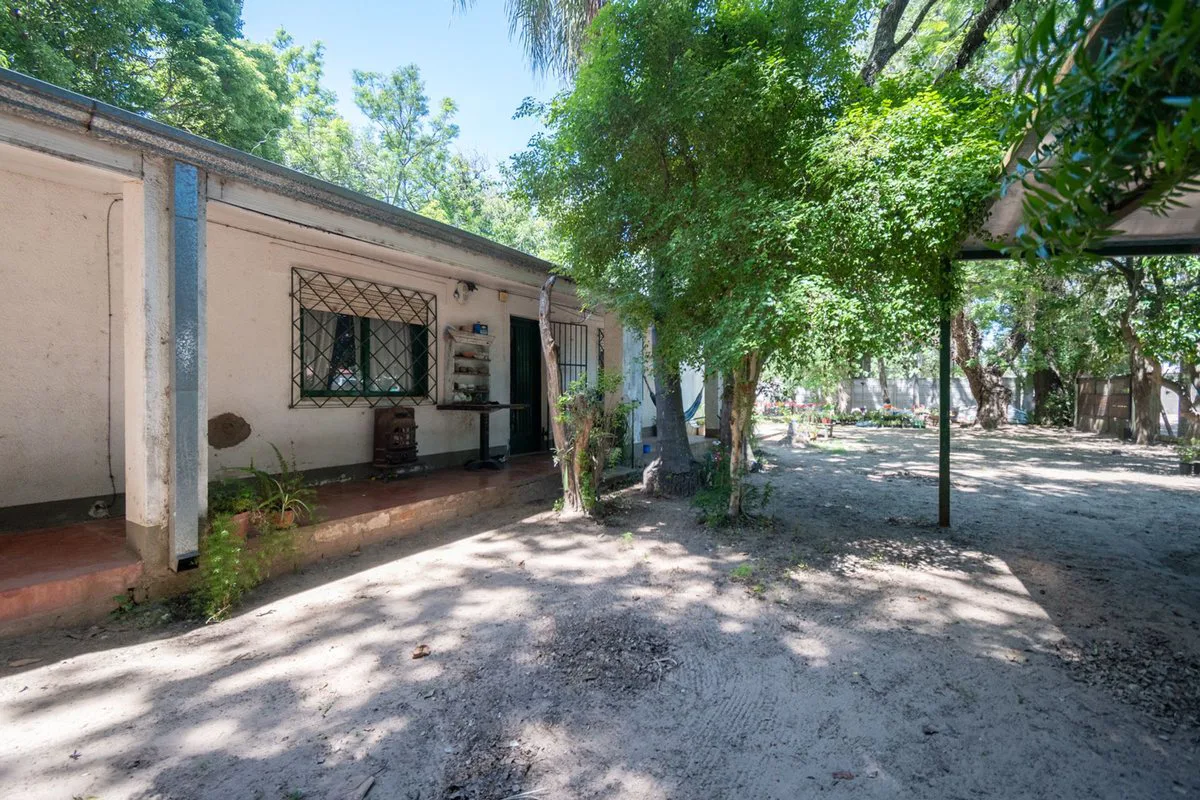 VENTA CASA CON AMPLIO TERRENO, PILETA Y GALPÓN foto 5