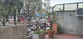 Alquiler de departamento de dos ambientes con cochera en Adrogué foto 2