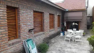 CASA DE 3 DORM. SOBRE LOTE DE 8 X 60, M2 CUB. 140, M2 DESC 340. ESTADO: EXCELENTE foto 3