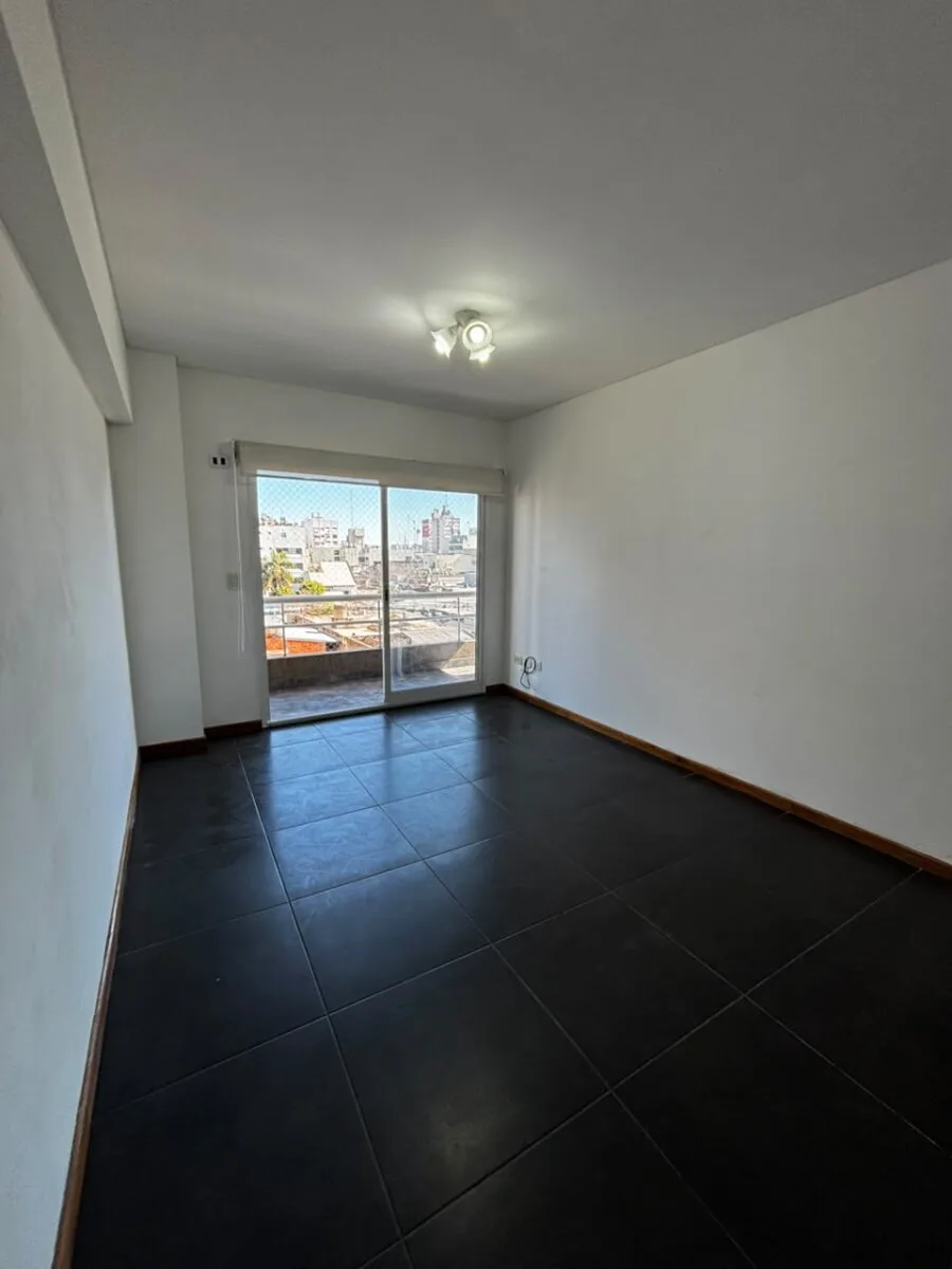 Departamento 2 ambientes + cochera en el centro de Morón foto 2