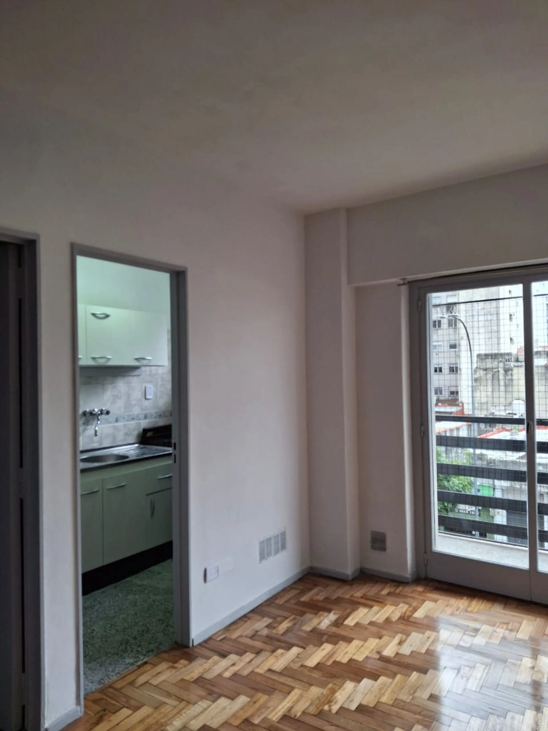¡Monoambiente al frente balcón impecable! foto 2