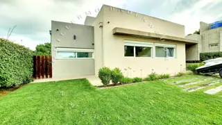 SUPREMA CATEGORIA EN MONTE HERMOSO DEL ESTE, TRES DORMITORIOS EN SUITE, DETALLES CONSTRUCTIVOS DE LUJO, AMPLITUD Y FUNCIONALIDAD PARA DELEITARSE foto 1