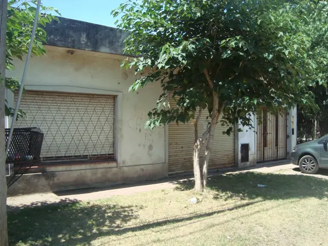 BURZACO:BARRIO CORIMAYO: AMPLIA CASA 2 DORMIT.+COCHERA+LOCAL+FDO C/QUINCHO.