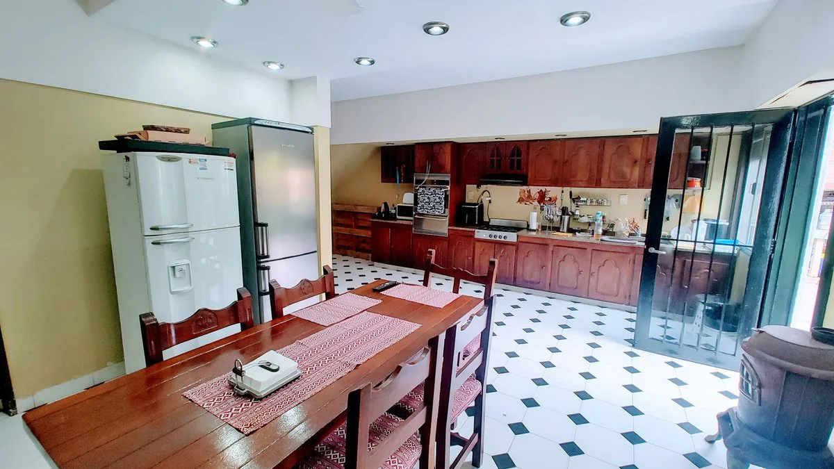 VENTA CASA 5 AMBIENTES EN MONTE GRANDE CON JARDIN foto 3