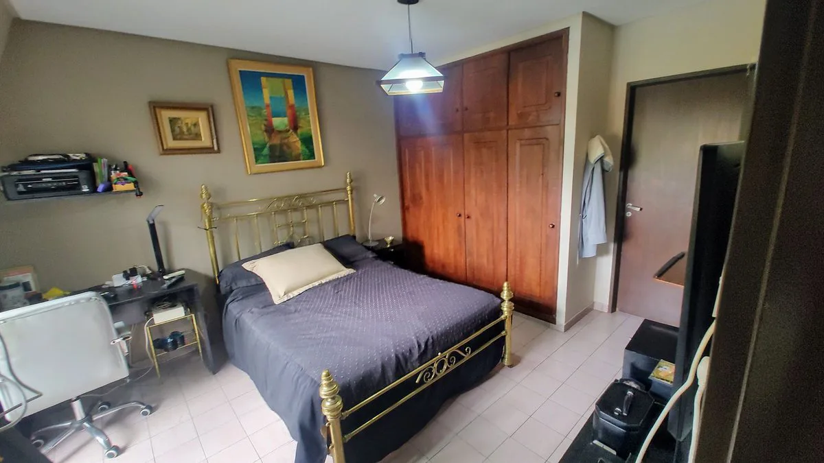 VENTA CASA 5 AMBIENTES EN MONTE GRANDE CON JARDIN foto 4