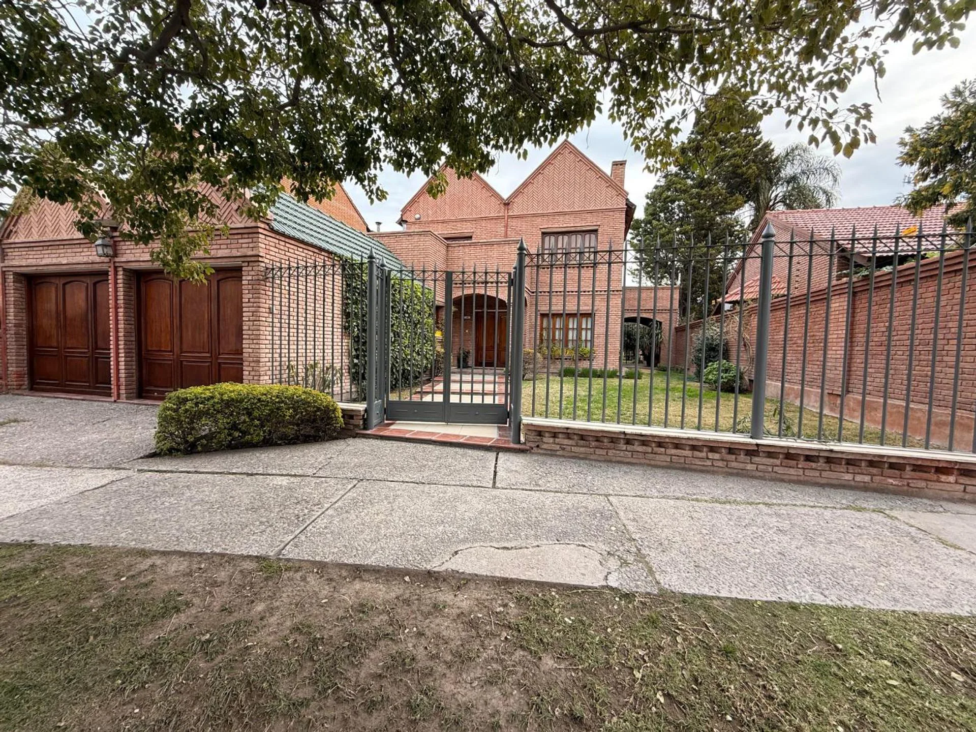 CASA DE CATEGORIA EN BARRIO RESIDENCIAL foto 2
