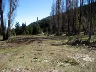 Excelente Finca de 27Has con agua, luz trifásica y sobre asfalto. Cabaña, arroyo y manantial foto 1