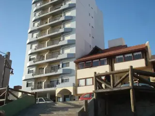 HERMOSO DEPARTAMENTO FRENTE AL MAR A DOS CUADRAS DE LA PEATONAL EN MONTE HERMOSO foto 1