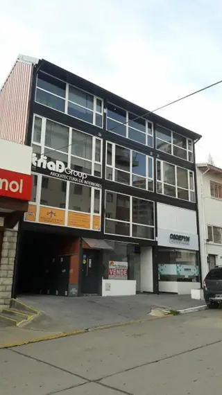 OPORTUNIDAD. Amplio Local con doble altura a metros de calle Mitre foto 1