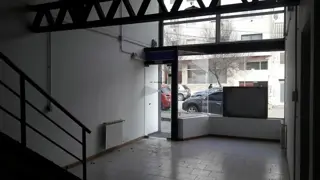 OPORTUNIDAD. Amplio Local con doble altura a metros de calle Mitre foto 3