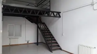 OPORTUNIDAD. Amplio Local con doble altura a metros de calle Mitre foto 4