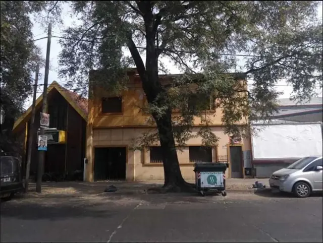 VENDO CASA DE DOS PLANTAS PARA RECICLAR SOBRE AV. MONSEÑOR PABLO CABRERA