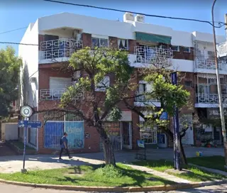 Excelente local doble de 81 m2 en esquina, con dos baños. Sobre AvenidaPresidente Perón, muy buena ubicación foto 1