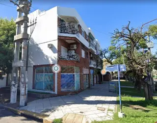 Excelente local doble de 81 m2 en esquina, con dos baños. Sobre AvenidaPresidente Perón, muy buena ubicación foto 2