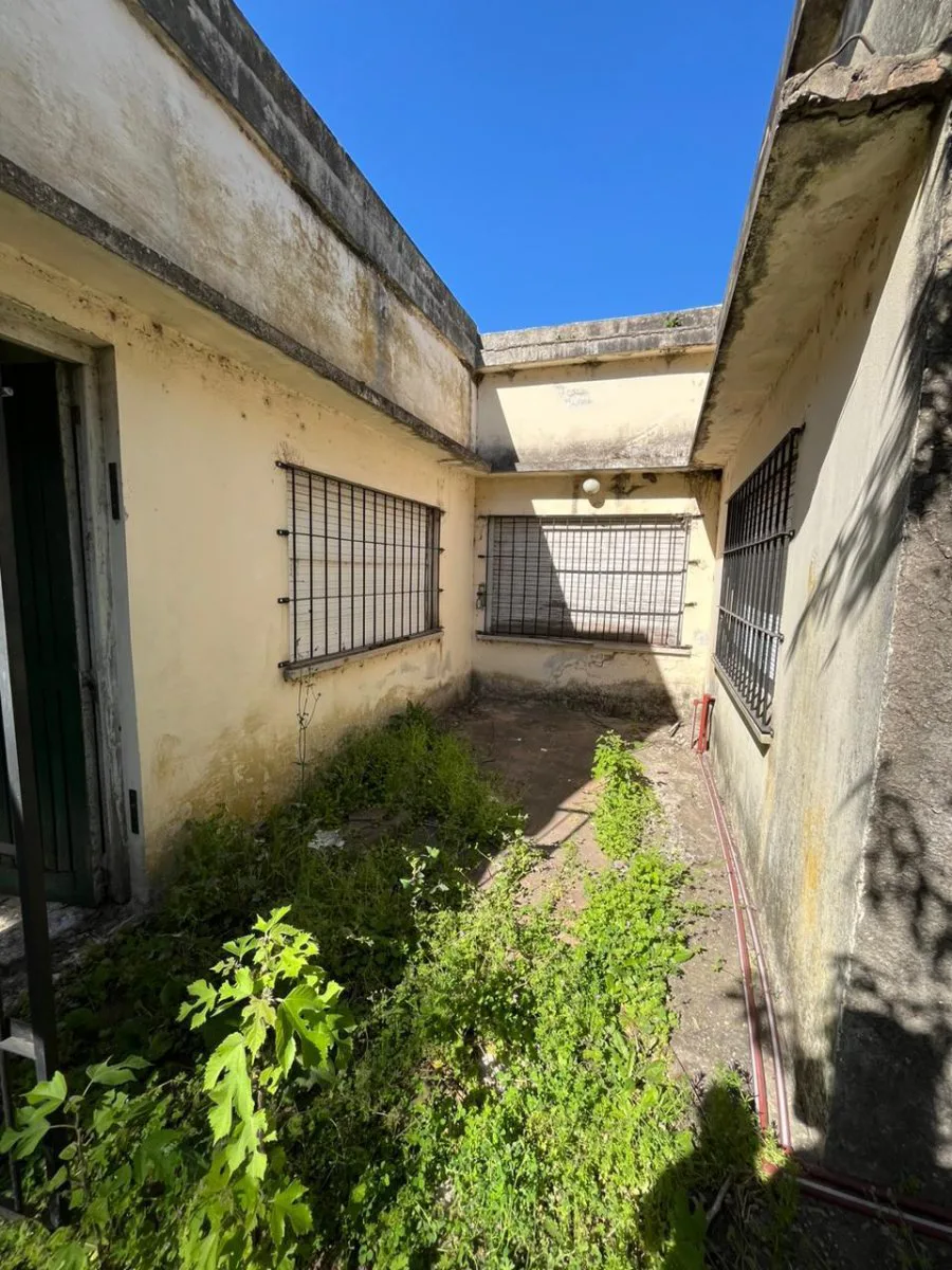 Casa en VENTA a refaccionar con lote en lote 375 metros GOROSTIAGA foto 3