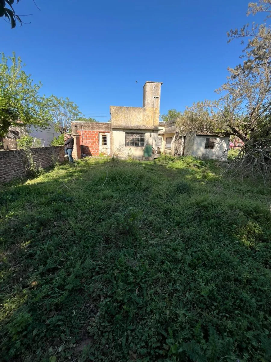 Casa en VENTA a refaccionar con lote en lote 375 metros GOROSTIAGA foto 4