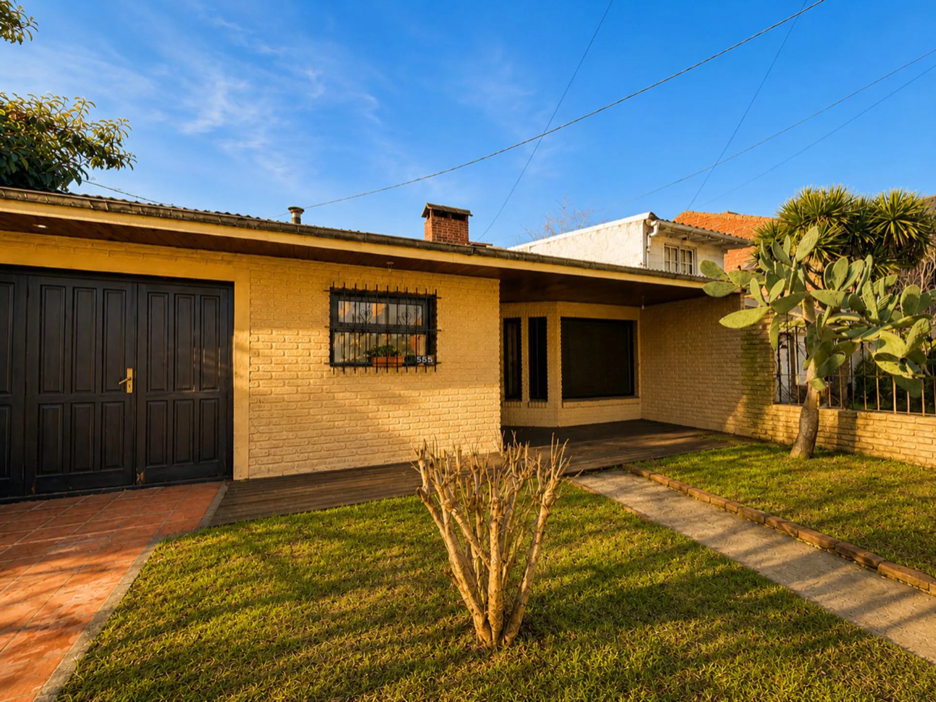 Venta casa 3 ambientes con gran parque y garage