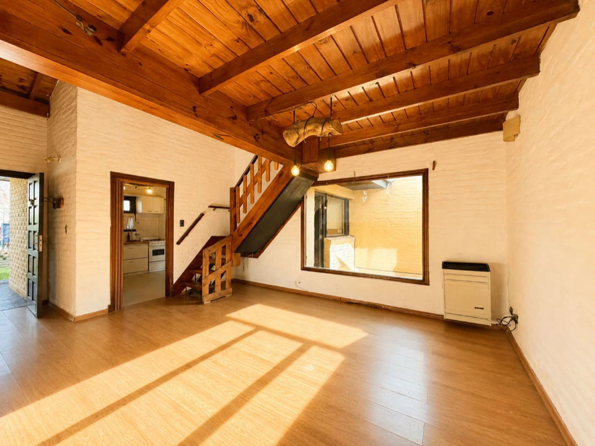 Venta casa 3 ambientes con gran parque y garage foto 2