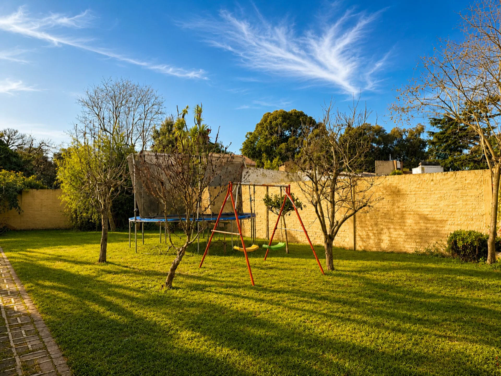 Venta casa 3 ambientes con gran parque y garage foto 3